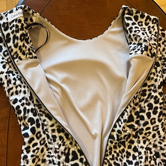 Calvin Klein leopard dress. Bell ruffled sleeves. Midi fitted silhouette. Size M - Picture 10 of 16